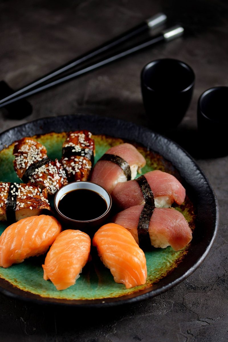 Sushi nigiri med frisk laks, tun og ål hos sushi restaurant i Næstved