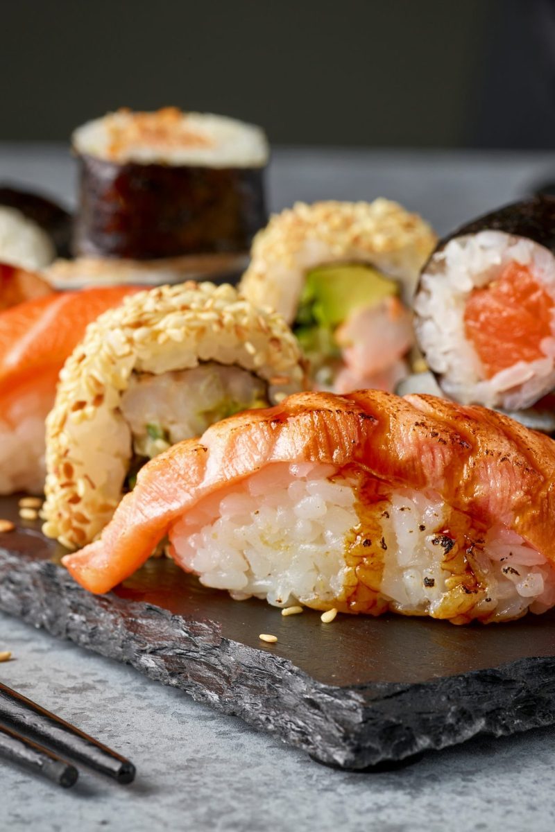 Farverig sushi serveret på tallerken hos sushi restaurant i Næstved