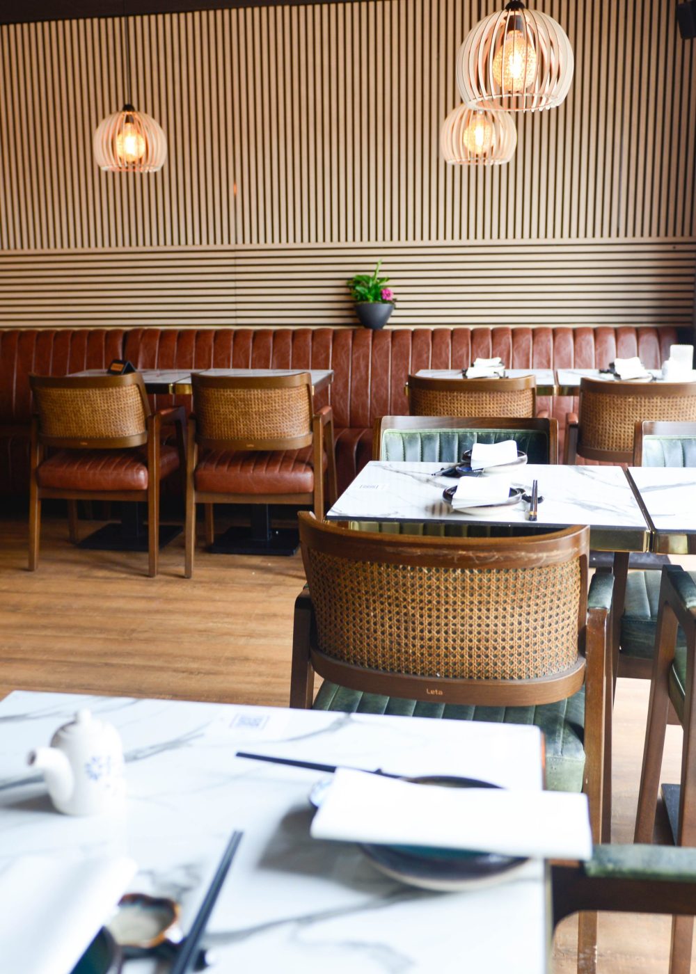 Stemningsfuldt restaurantmiljø – Sushi Næstved Hyggelig sushi restaurant i Næstved med trævægge, marmorborde og varme lamper