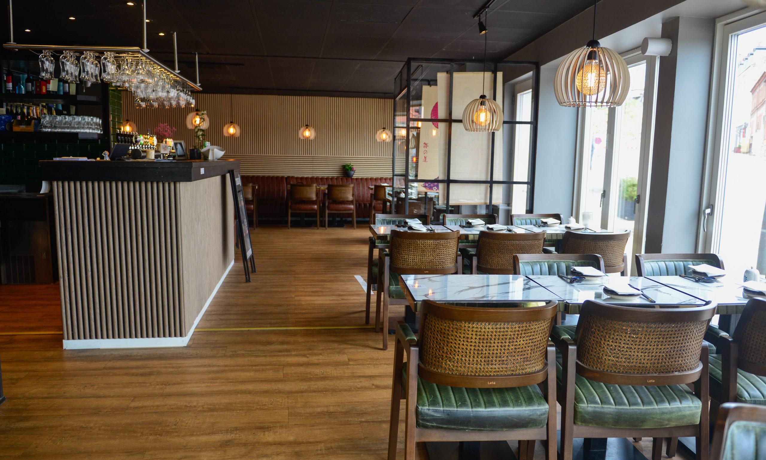 Sushi restaurant i Næstved – Kokumi Sushi Veloplyst sushi restaurant i Næstved med bordopdækning og moderne japansk stil